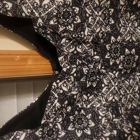 Torrid Sleeveless Lace Print Peplum Top - Picture 2 of 10